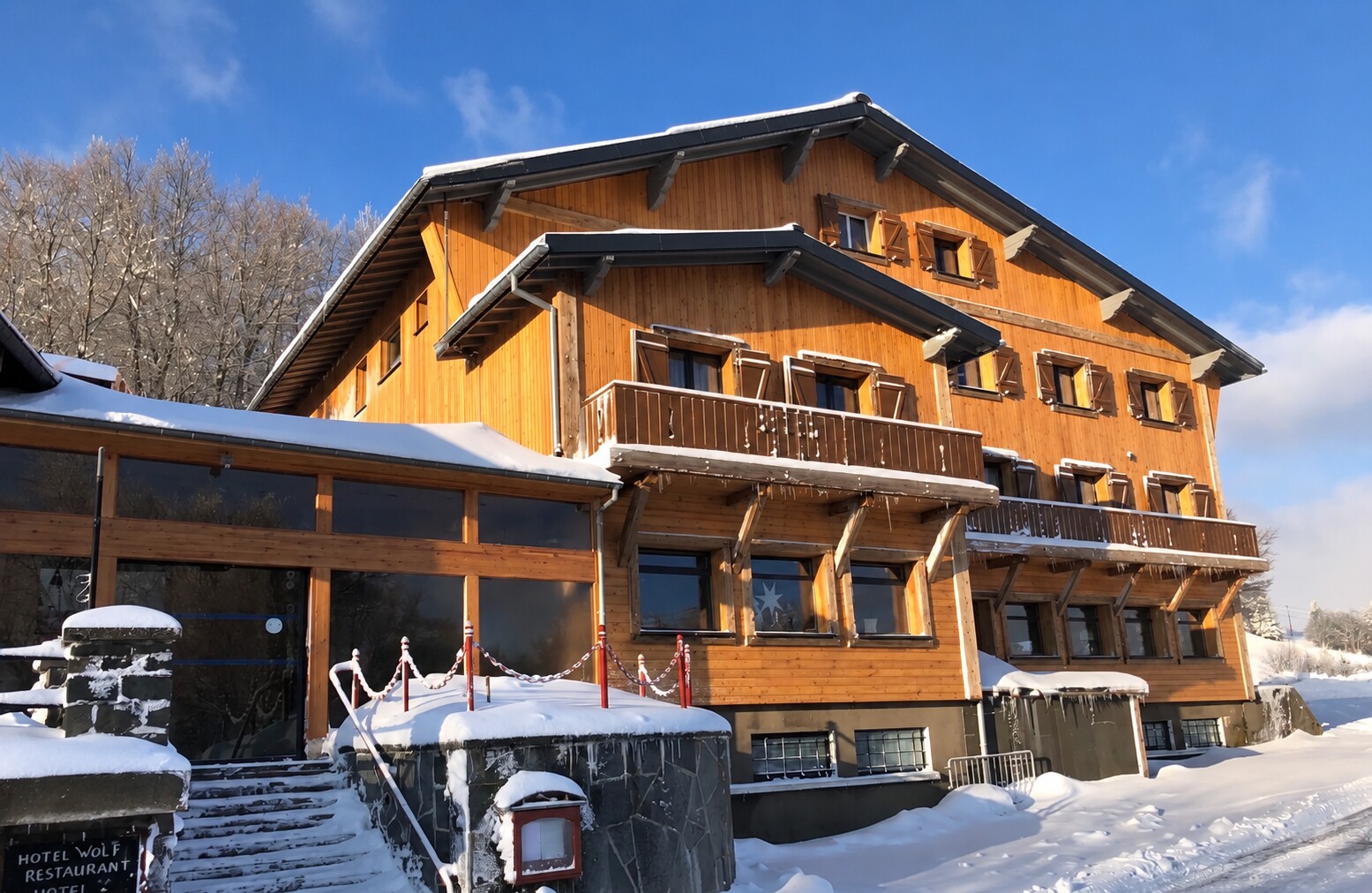 Hôtel Wolf au Markstein : isolation de façade avec bardage bois et remplacement des fenêtres